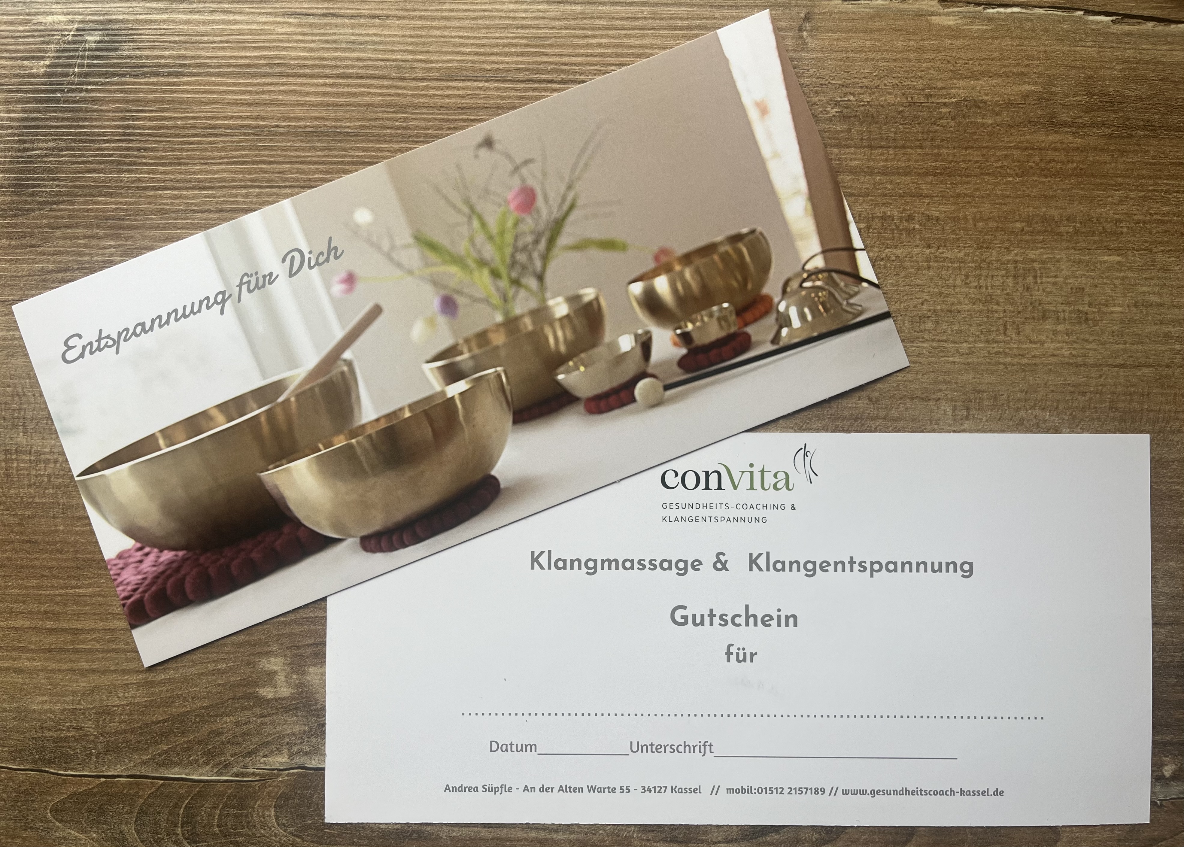 Foto auf dem die Vorderseite und Rückseite des Gutscheins zu sehen ist